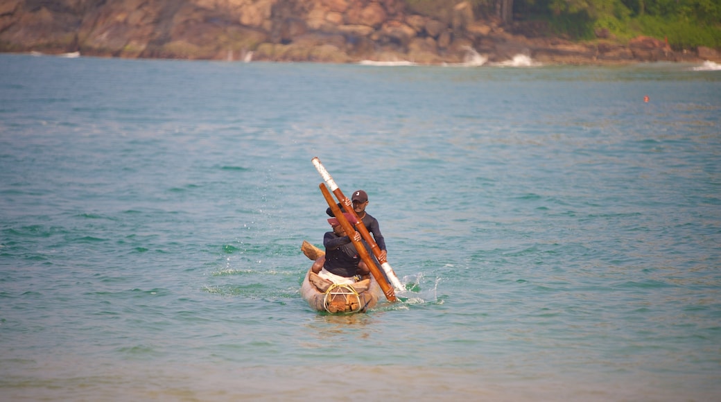 Spiaggia del Faro mostrando kayak o canoa cosi come un piccolo gruppo di persone