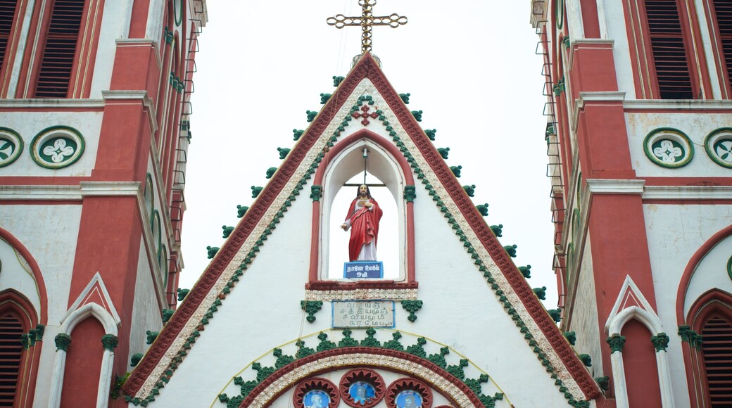 Sagrado Corazón de Jesús mostrando una iglesia o catedral