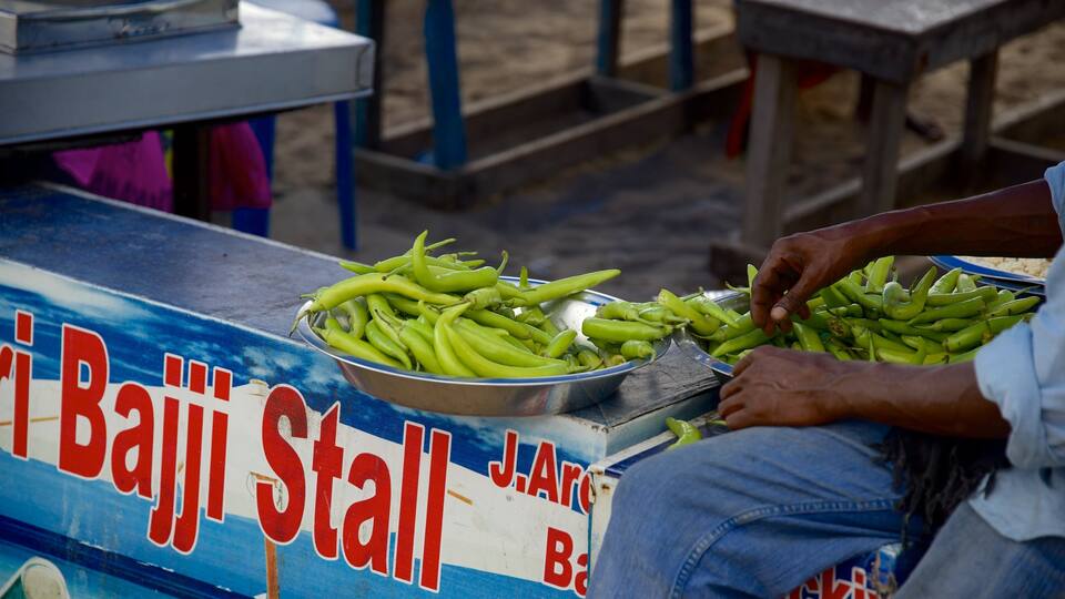 Praia da Marina que inclui comida