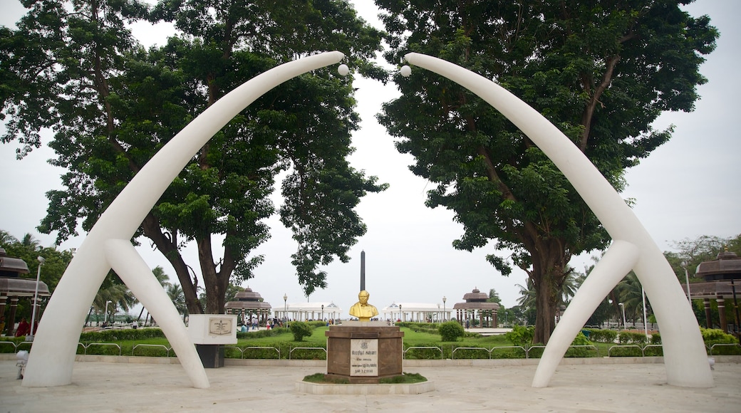 Marina Beach which includes a monument and a statue or sculpture