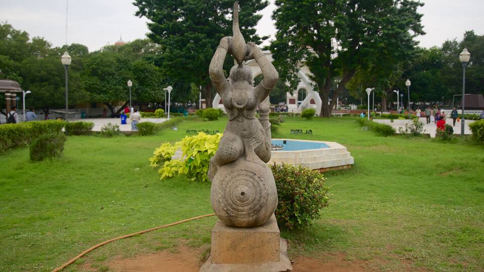 Praia da Marina caracterizando um parque e uma estátua ou escultura
