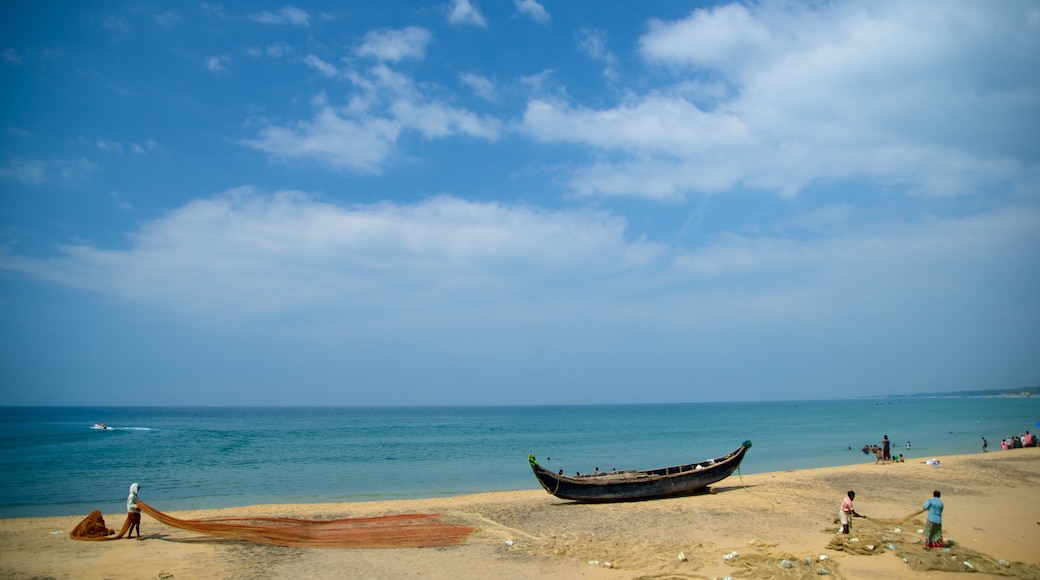 Kovalam Beach toont een zandstrand