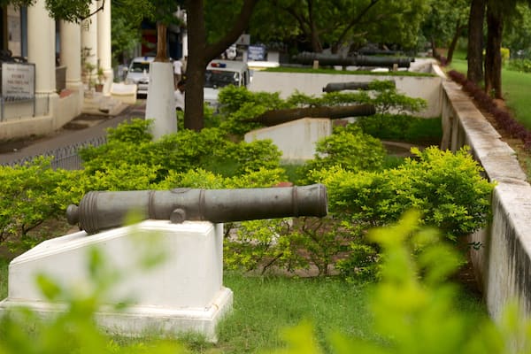 Fort St. George showing military items and heritage elements