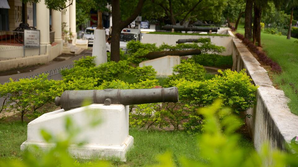 Fort St. George showing military items and heritage elements
