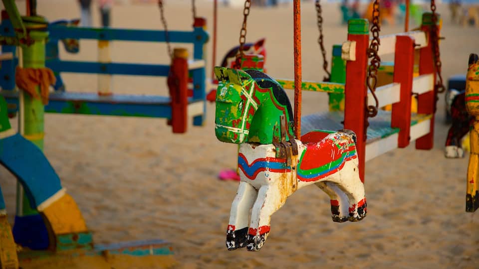 Praia de Elliot mostrando um parquinho