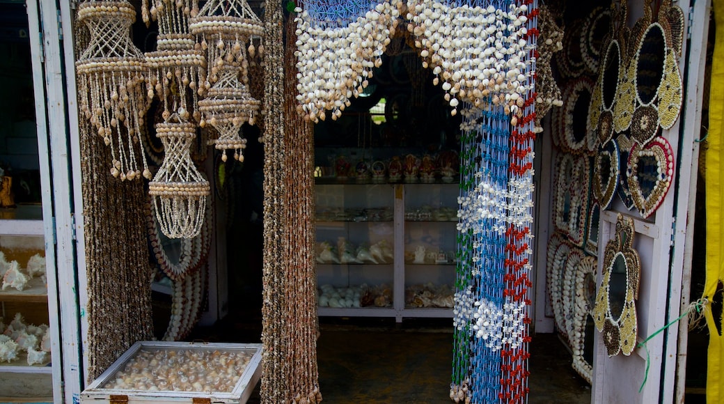 Mamallapuram Beach showing shopping