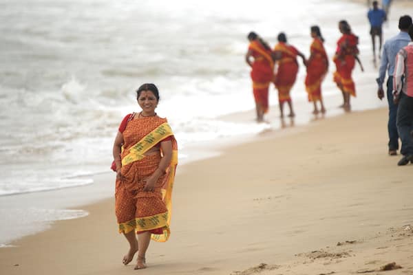 Mamallapuram Beach mettant en vedette plage aussi bien que femme