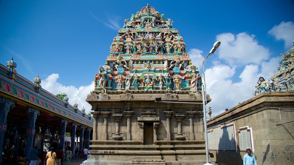 Templo Kapalishvara mostrando arquitectura patrimonial y un templo o lugar de culto