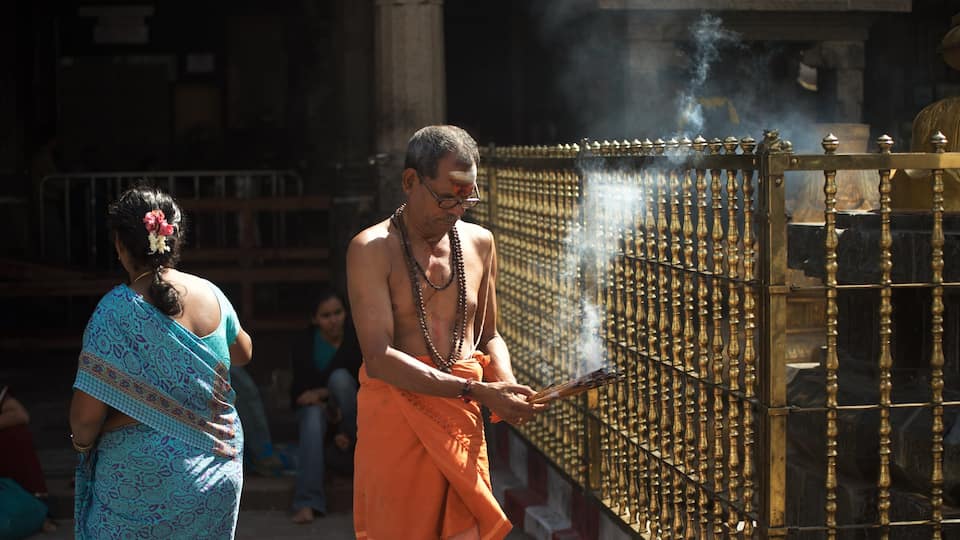 Templo Kapalishvara ofreciendo elementos religiosos y también un grupo pequeño de personas