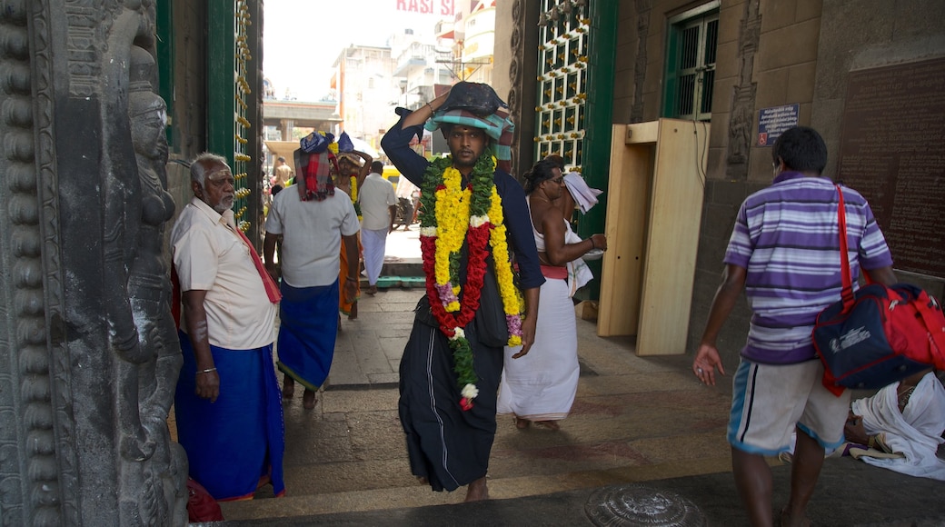 Templo Kapalishvara y también un pequeño grupo de personas