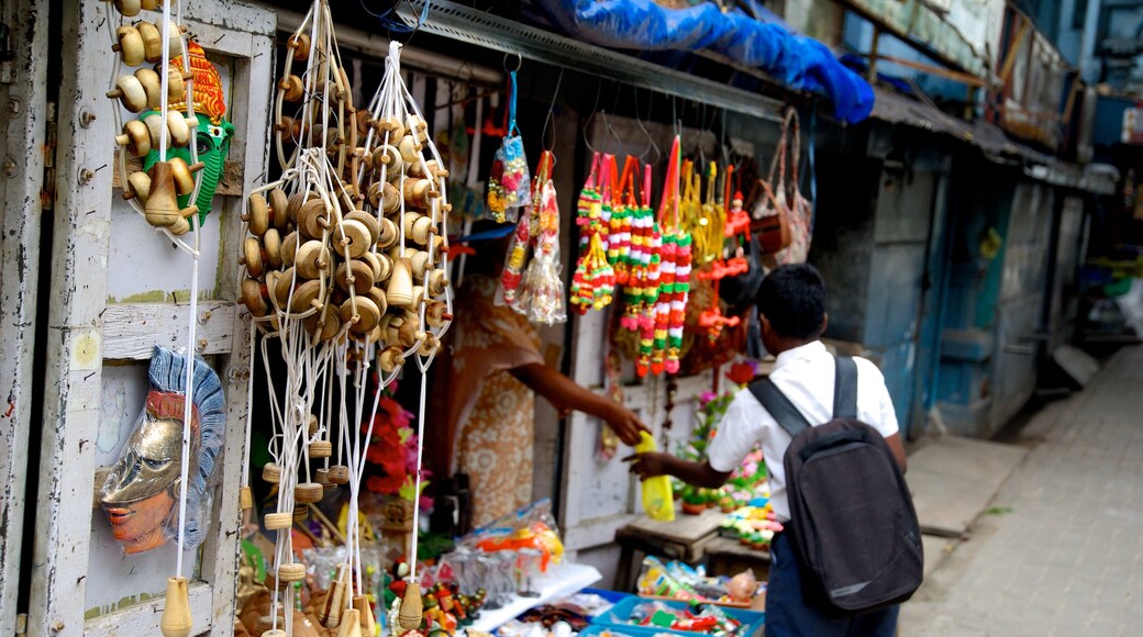 Pondicherry which includes markets and street scenes