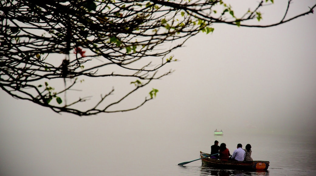 Kodaikanal showing a lake or waterhole and kayaking or canoeing