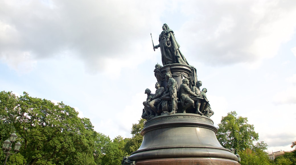 São Petersburgo mostrando uma estátua ou escultura