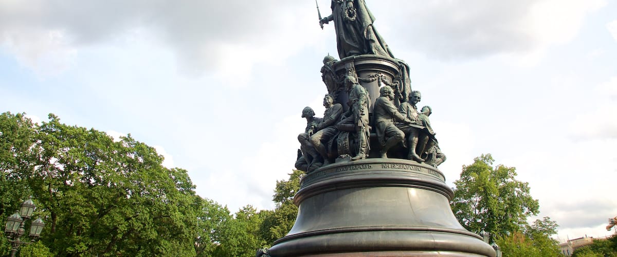 St. Petersburg showing a statue or sculpture