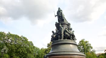 St. Petersburg som inkluderar en staty eller skulptur