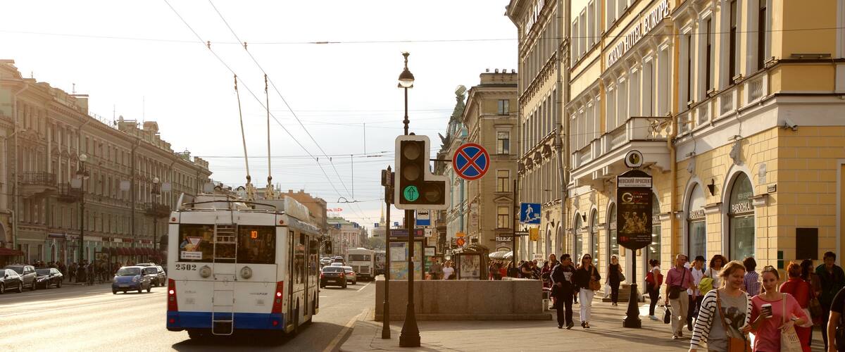 Newski-Prospekt welches beinhaltet Stadt und Straßenszenen