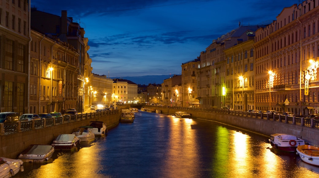 St. Petersburg toont nachtleven, een stad en een rivier of beek