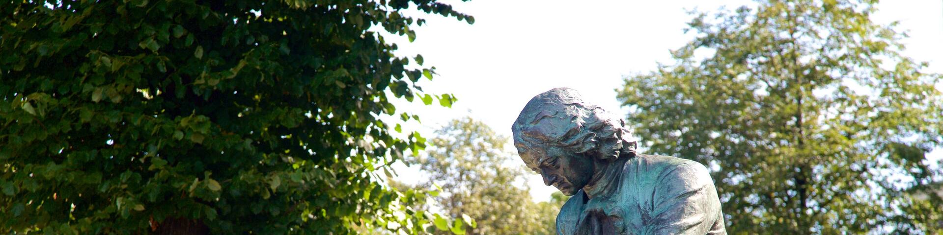 Admiralty Embankment featuring a statue or sculpture