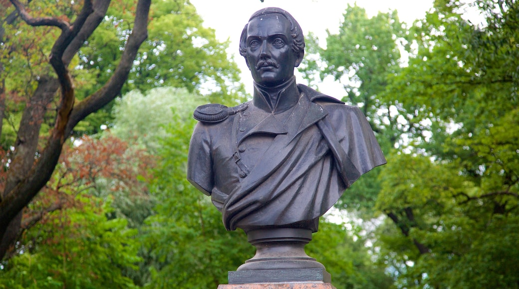 Edificio del Almirantazgo que incluye una estatua o escultura