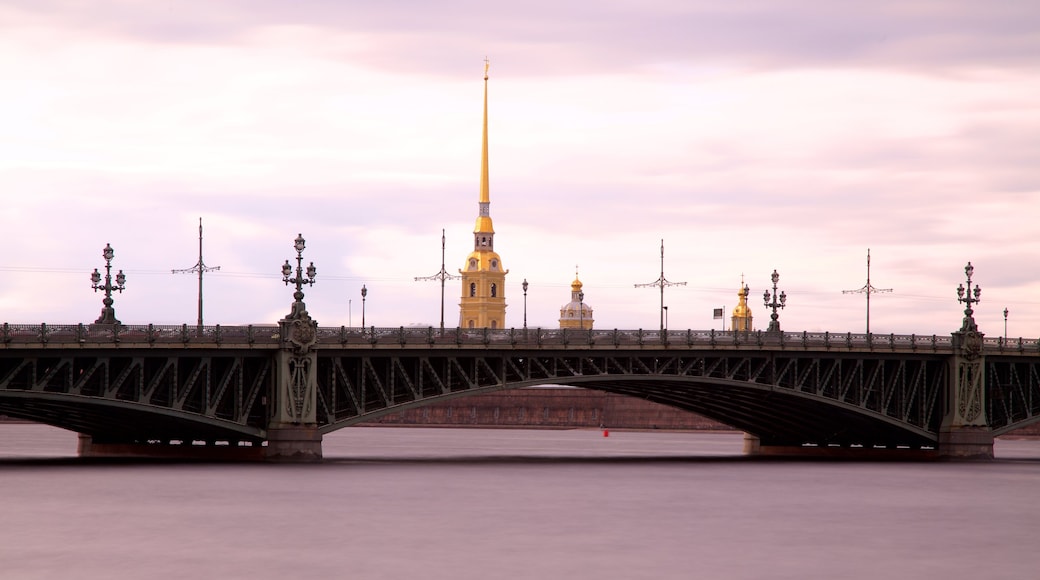 Sankt Petersburg welches beinhaltet Brücke und Fluss oder Bach