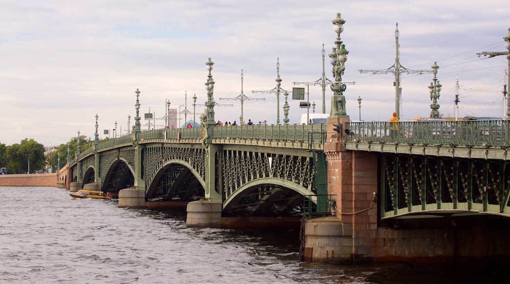 St. Petersburg presenterar en å eller flod, en bro och historisk arkitektur