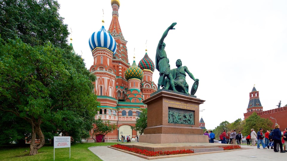 Moscow showing heritage architecture and a statue or sculpture