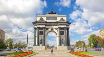 Arco do Triunfo mostrando um monumento