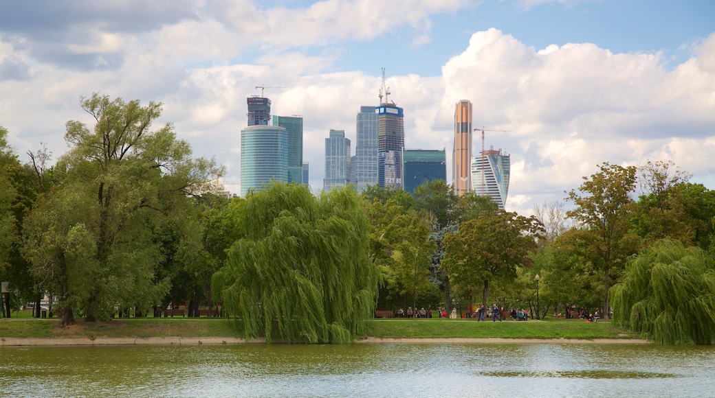 Moscou et environs montrant rivière ou ruisseau et ville