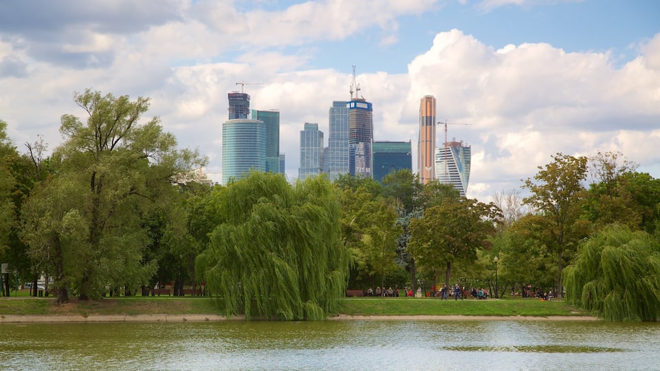 Moscou et environs montrant riviĂšre ou ruisseau et ville