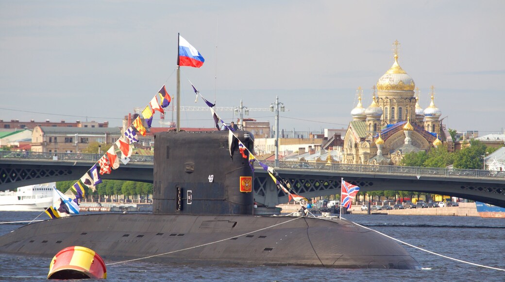 Admiraltejskaja Nabereschnaja mit einem Fluss oder Bach und Militärisches