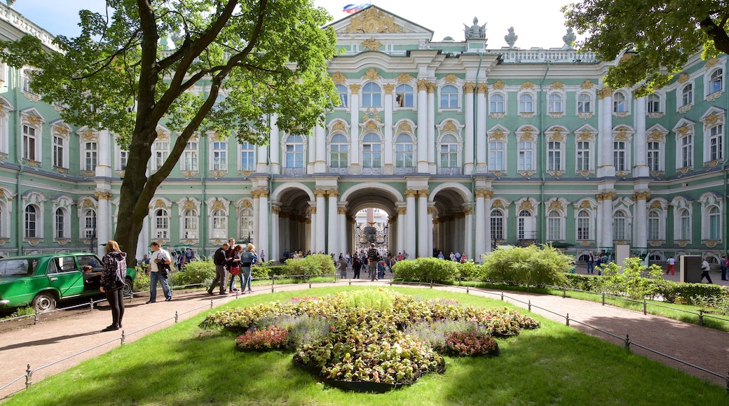 Hermitage que incluye patrimonio de arquitectura y un parque