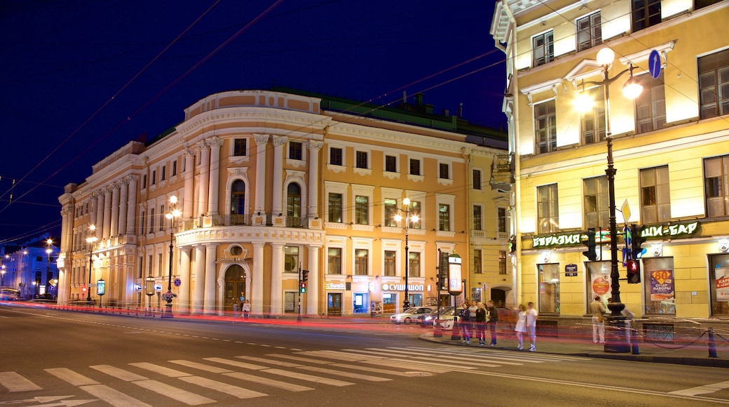 Calle Nevskiy Prospekt que incluye escenas nocturnas