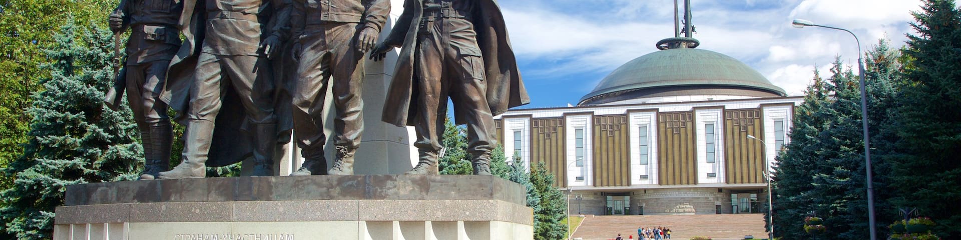 Victory Park showing a statue or sculpture and a monument