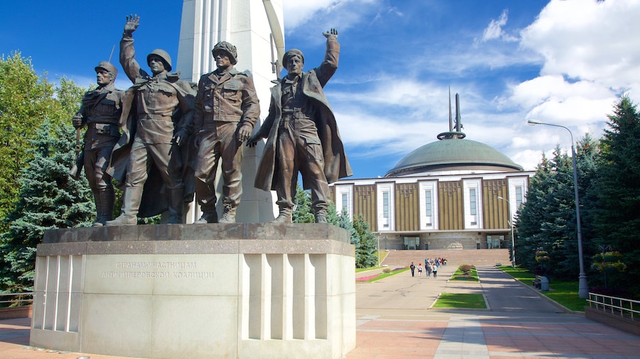 Victory Park showing a statue or sculpture and a monument