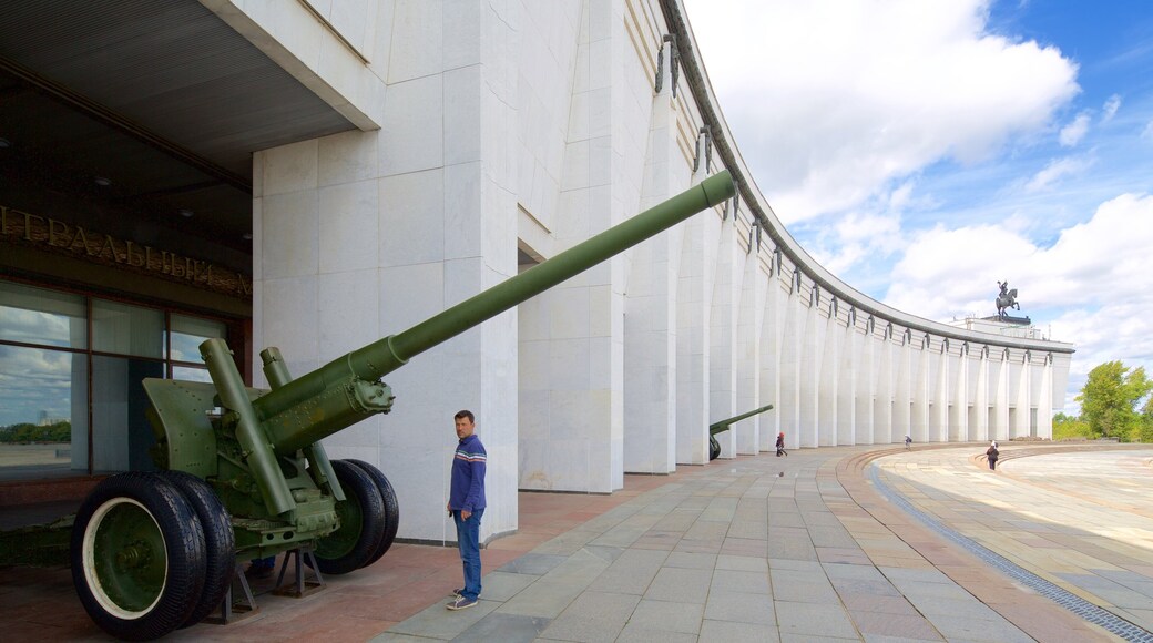 Parque de la Victoria ofreciendo artículos militares y también un hombre