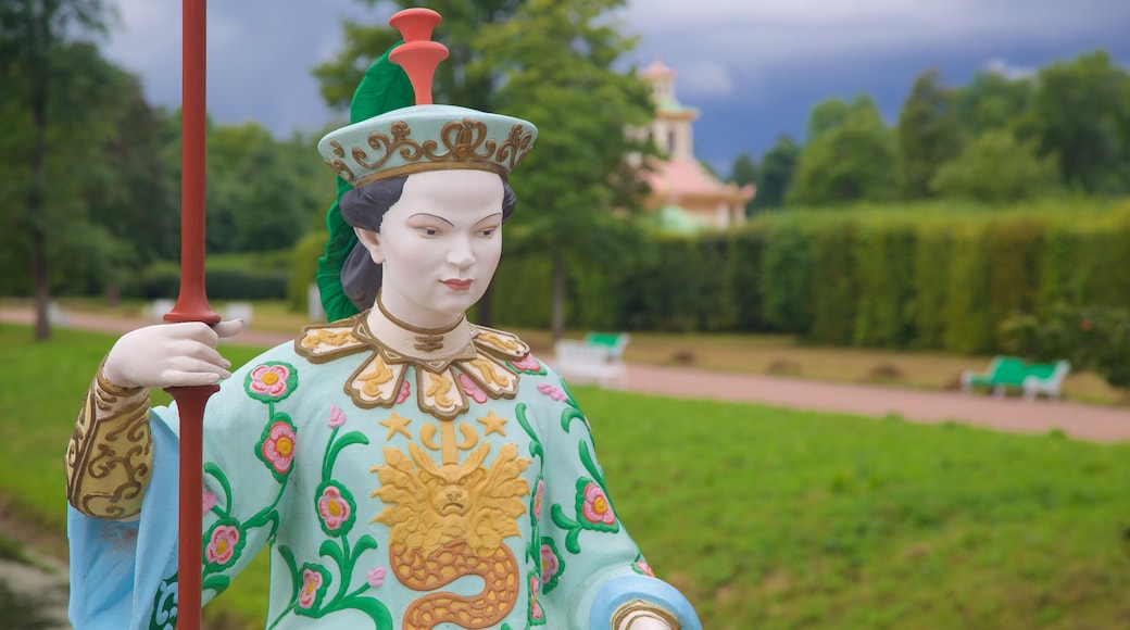 Alexander Palace showing a statue or sculpture