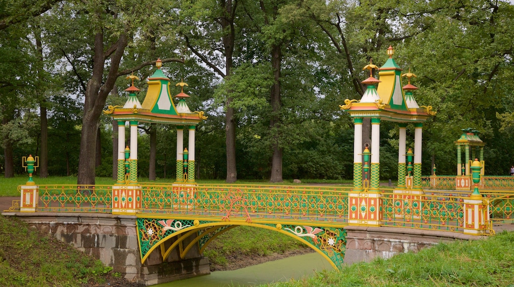 Alexander Palast welches beinhaltet Brücke und Fluss oder Bach