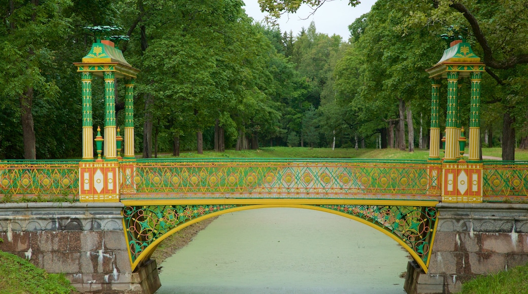 Palácio de Alexandre mostrando uma ponte e um rio ou córrego