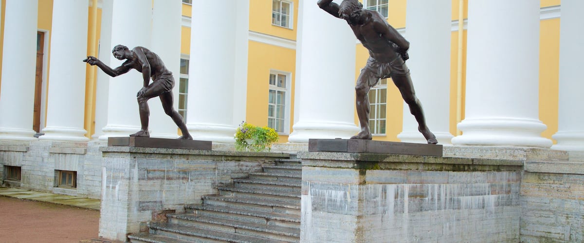 Palácio de Alexandre que inclui uma estátua ou escultura