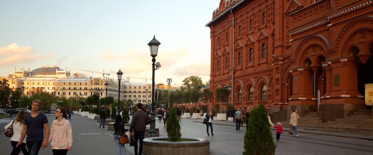 Musée historique d\'État montrant square ou place aussi bien que couple