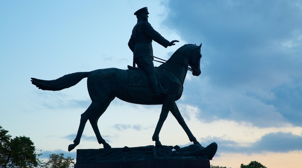 Museo estatal de historia que incluye una estatua o escultura