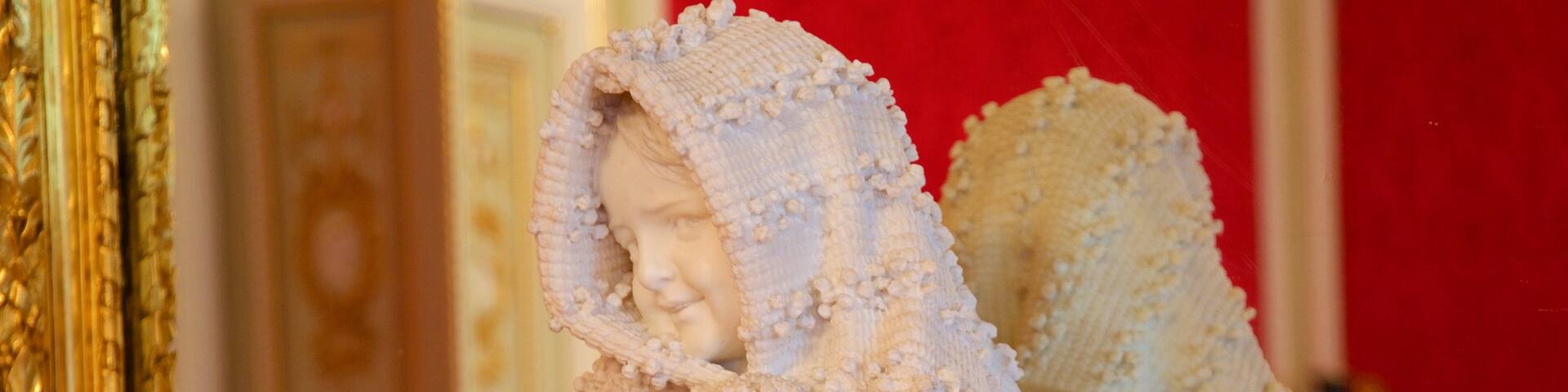 Anichkov Palace showing art