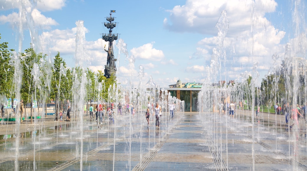 Peter the Great Monument showing a fountain