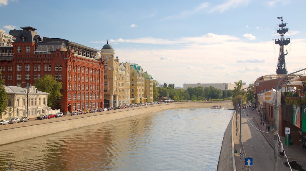 Denkmal für Peter den Großen mit einem Stadt und Fluss oder Bach