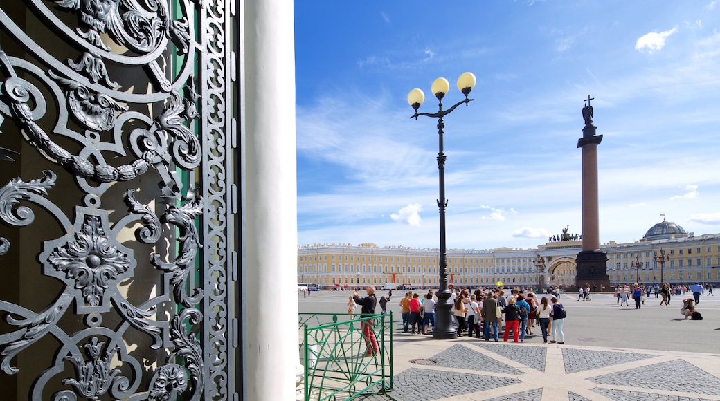 Palatstorget som inkluderar ett torg såväl som en liten grupp av människor