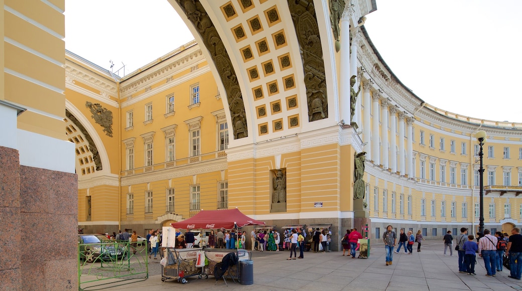 Palatstorget presenterar gatuliv och historisk arkitektur