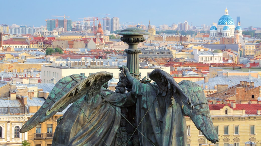 Cattedrale di Sant\'Isacco mostrando statua o scultura e città