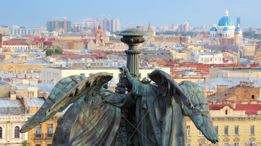 Cattedrale di Sant\'Isacco mostrando statua o scultura e città