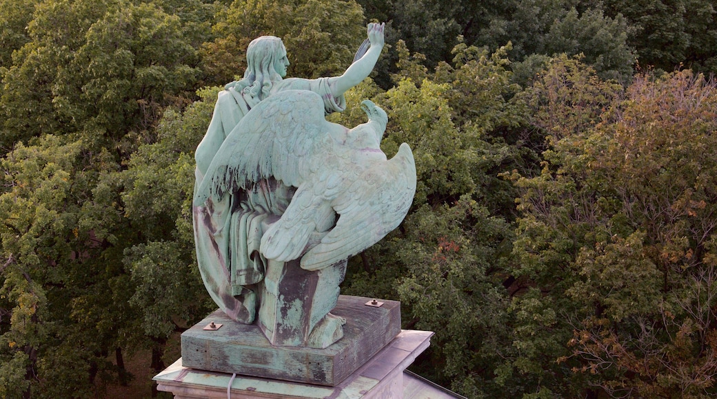 Isak-katedralen som viser statue eller skulptur