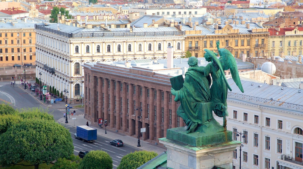 Isak-katedralen fasiliteter samt statue eller skulptur og by